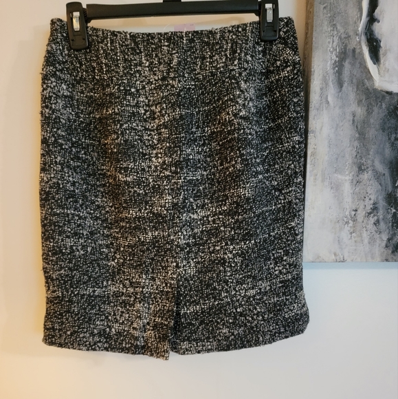 NWT Ann Taylor Pencil Skirt With Side Zipper, Two Buttons on the Front. Sz 0P - Picture 3 of 5